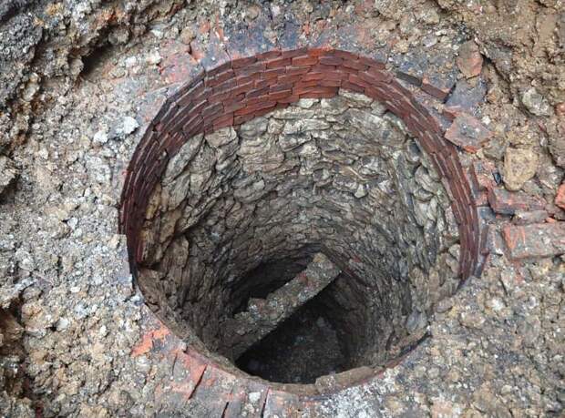 Строители в Англии нашли под зданием колодец возрастом 2000 лет