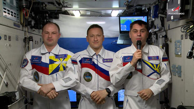 Российский экипаж МКС поздравил соотечественников с Днем космонавтики