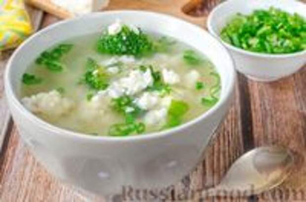 Фото к рецепту: Суп с брокколи, цветной капустой и кускусом