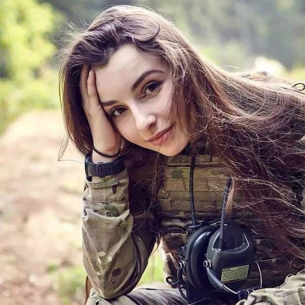Русская девушка в военной форме Елена Делигиоз покоряет интернет военная форма, девушка, девушки, косплей, красивая девушка, милитари, соцсети, фото