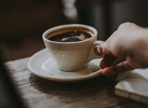 Нарколог Сараев назвал идеальное для кофе время и предостерег: пить натощак нельзя
