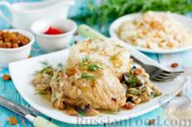 Фото к рецепту: Запечённая курица с грибами и изюмом