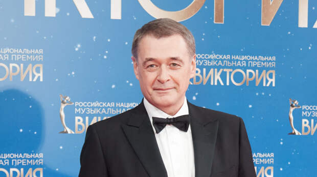 «Меняют и уничтожают отношения»: Юрий Костин про соцсети