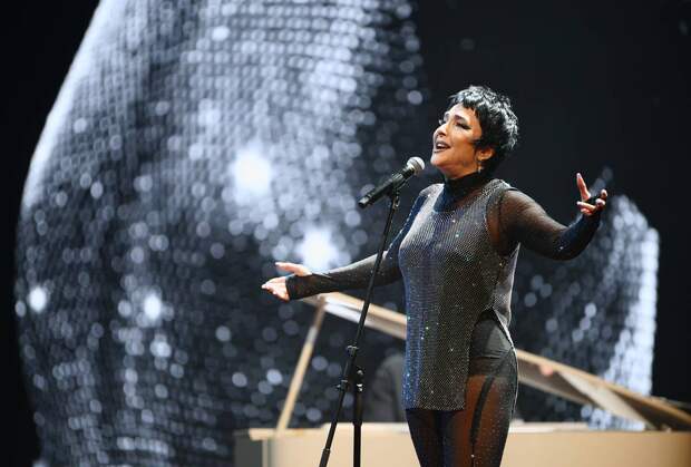 62-летняя Лолита в облегающем наряде анонсировала клип на новую песню