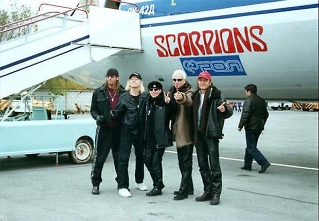Фото №25 - 25 самолетов и автобусов рок-звезд