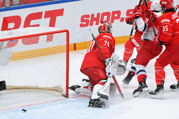 "Локомотив" обыграл "Спартак" в матче регулярного чемпионата КХЛ