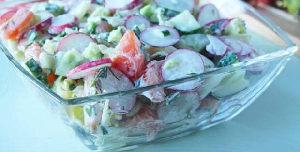 Овощной салат с редиской и капустой: встречаем первые весенние дни
