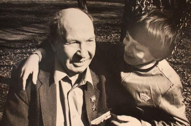 Семён Коновалов с единственным внуком Юрой. Конец 1980-х.