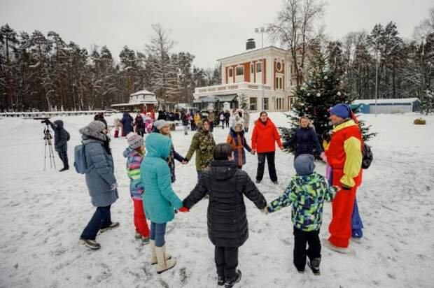 Гости Обители святой Елисаветы в Покровском-Стрешнево развлекались подвижными играми. Фото: ashurbeyli.ru