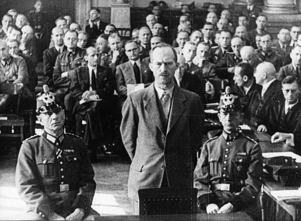 Пауль фон Хазе на суде по делу 20 июля 1944 г. Повешен в августе 1944 г. (spiegel.de) Пауль фон Хазе на суде по делу 20 июля 1944 г. Повешен в августе 1944 г.