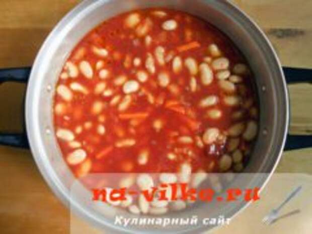 Фасоль, тушенная с курицей в томатном соусе