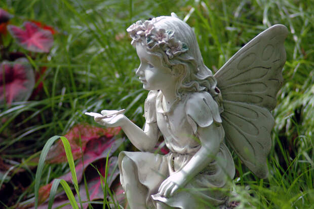 Садовые фигурки - эльфы, феи, ангелочки - смотрятся оригинально и очень нежно