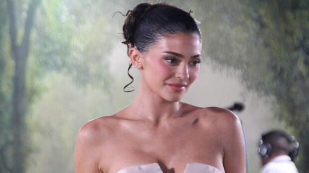 «Вижу ее грудь чаще, чем свою»: Кайли Дженнер раздразнила публику кадрами топлес