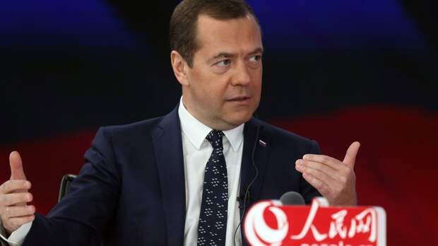 Будем краснеть: Медведев снова испортил общее фото на саммите лидеров АСЕАН