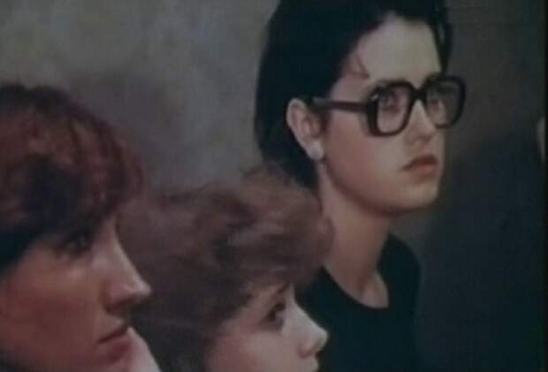 кадр из фильма «Одиноким предоставляется общежитие», 1983 год