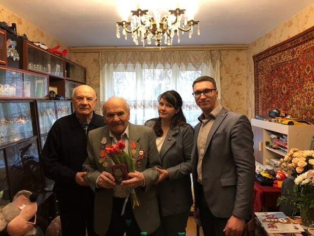 Муниципальные депутаты вручили памятные медали «75 лет Победы в Великой Отечественной войне» ветеранам Нагатина-Садовников