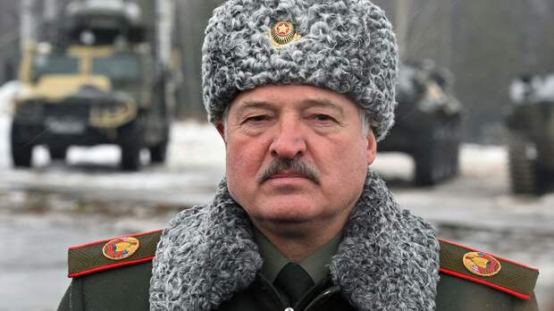 Президент Белоруссии Александр Лукашенко на полигоне Осиповичский во время совместных учений России и Белоруссии Союзная решимость-2022 Президент Белоруссии Александр Лукашенко на полигоне Осиповичский во время совместных учений России и Белоруссии Союзная решимость-2022 - РИА Новости, 1920, 01.03.2022