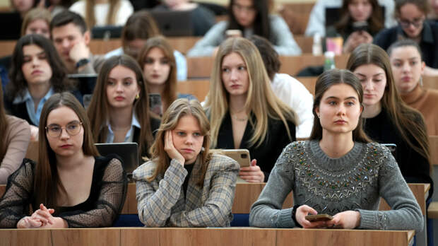 Путин поручил создать условия для студенток‑матерей