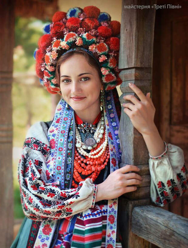 cовременные женщины носят традиционные украинские венки