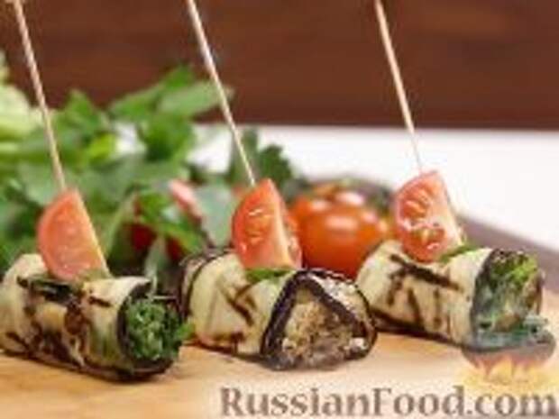 Фото к рецепту: Рулетики из баклажанов с сыром, орехами и зеленью