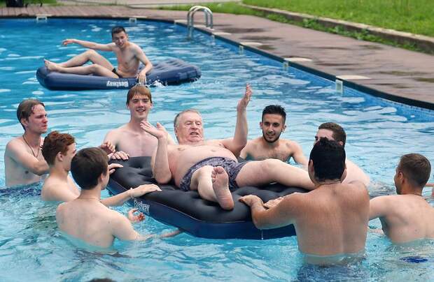 Российских политиков заподозрили в попытке соскрести с себя «цветную» репутацию