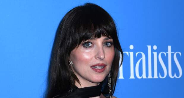 Актриса Дакота Джонсон в платье с глубоким декольте снялась на гала-ужине