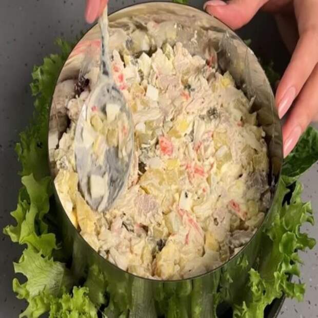 Салат «Столичный»: проще некуда, вкуснее не придумаешь. Отличный способ удивить гостей, если Оливье уже не в почёте