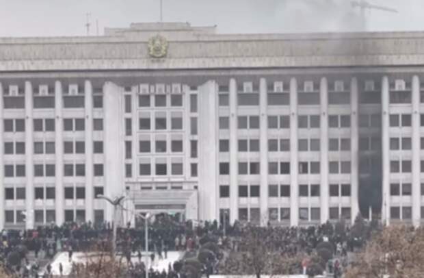 В Алма-Ате вооружённые люди громят резиденцию президента Казахстана В Алма-Ате вооружённые люди громят резиденцию президента Казахстана