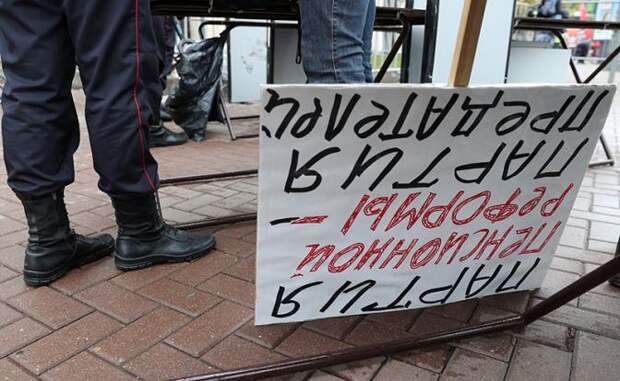 Власть в тупике: Народ не простил Медведеву и Путину пенсионную реформу