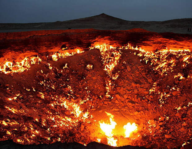 14. Дарваза ("Дверь в преисподнюю"). Газовый кратер в Туркменистане диаметром 60 м и глубиной около 20 м природные феномены, природные явления