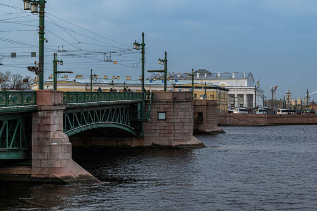 Петербуржцев предупредили о штормовом ветре — и он придет не один