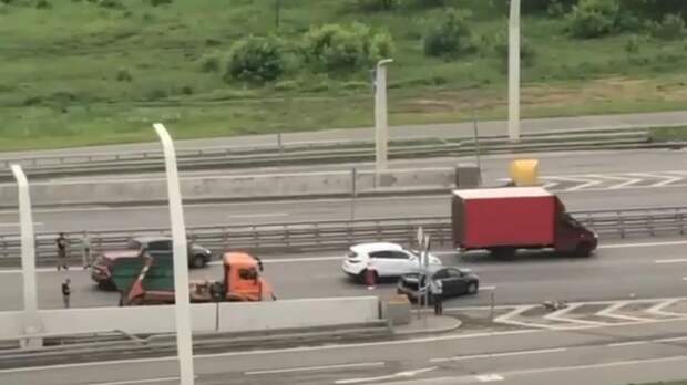 Грузовик столкнулся с 16 авто на Северо-Восточной хорде в Москве
