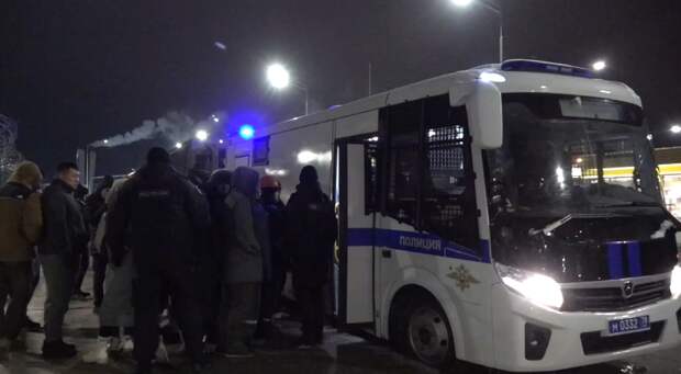 Недавно возле знаменитого «Лахта Центра» в Санкт-Петербурге произошел серьезный инцидент, в котором рабочие участвовали в потасовке.-11