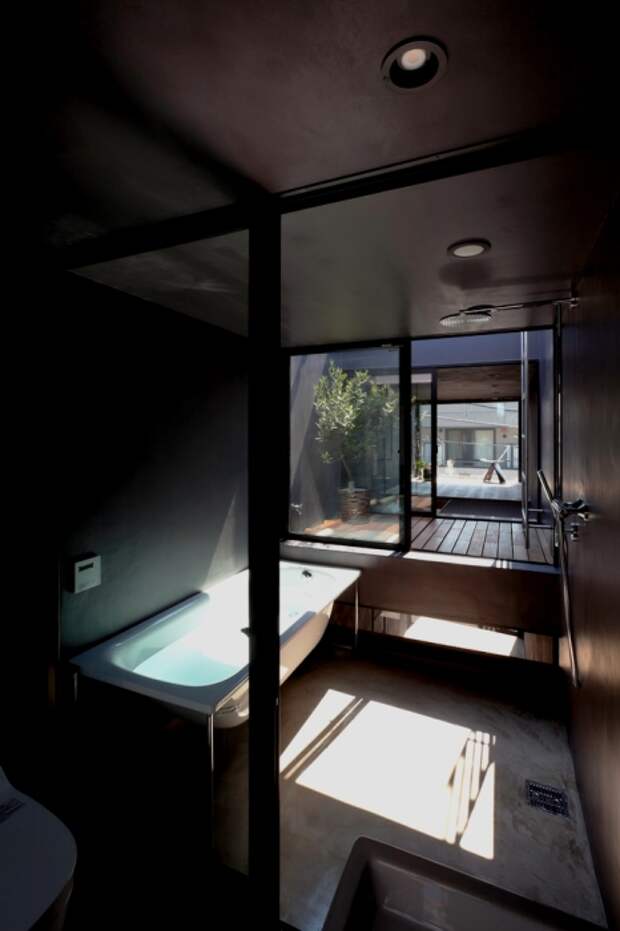 В узком доме получилось создать полноценную ванную комнату («Ultra-Narrow House», Япония). | Фото: plataformaarquitectura.cl.