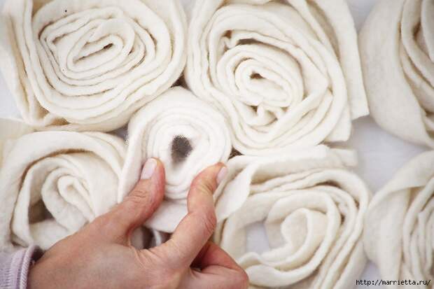 24-faca-voce-mesmo-customize-seu-pufe-com-incriveis-flores-de-feltro (700x466, 220Kb)