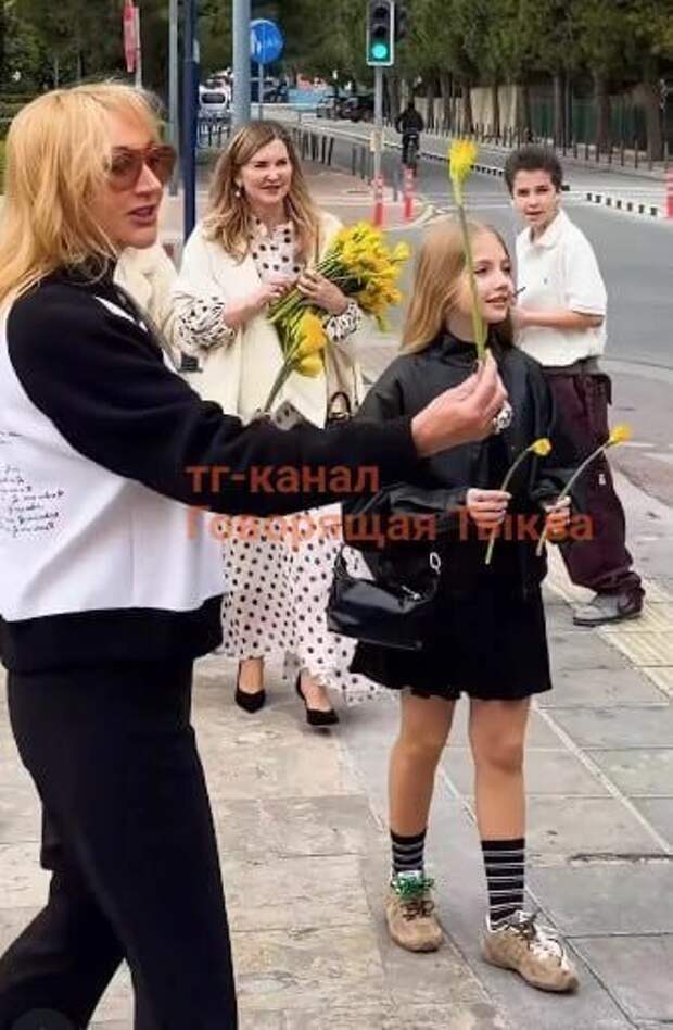 В сети появилось видео, как Алла Пугачева в кипрском ресторане разрешает весну