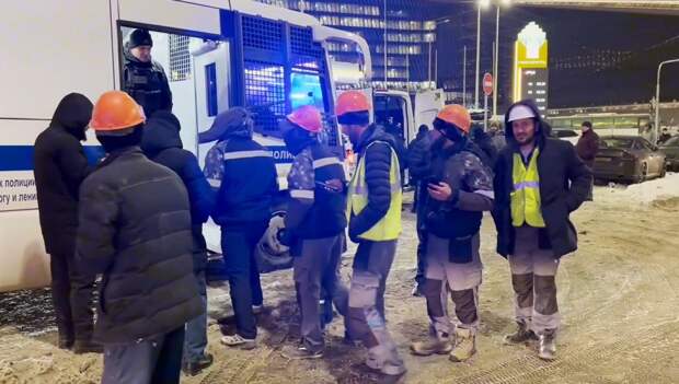 Недавно возле знаменитого «Лахта Центра» в Санкт-Петербурге произошел серьезный инцидент, в котором рабочие участвовали в потасовке.-10
