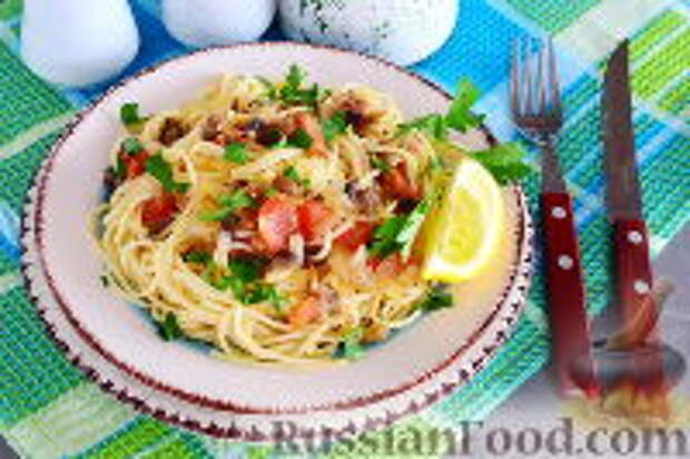 Фото к рецепту: Спагетти с грибами и помидорами