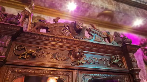 Совсем недавно в Петербурге на улице Некрасова уныло смотрел на прохожих дом № 14 б. С его фасада осыпалась штукатурка, а окна были завешаны объявлениями, возвещающими о том, что дом продается.-20-2