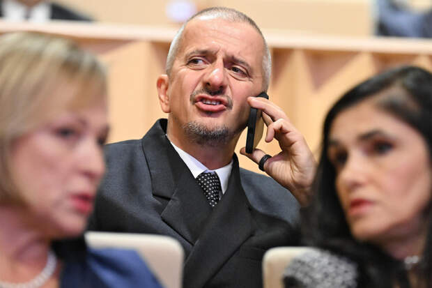 Богомолов отреагировал на критику из-за его назначения в Школу-студию МХАТ