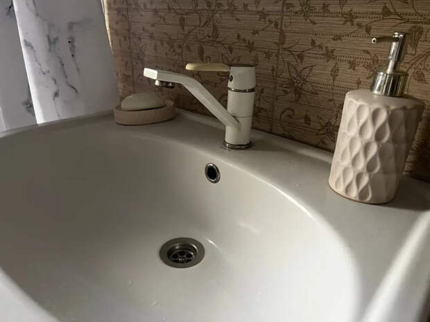 Шипит, пенится и прошибает засор насквозь: копеечный трюк для раковины, о котором молчат мастера