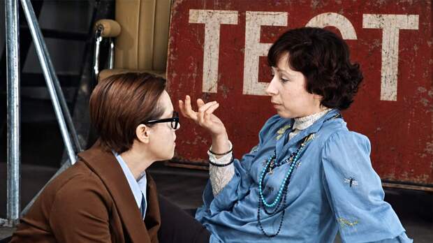 Тест по фильму «Служебный роман»: какой кадр с второстепенным героем взят из легендарного кино СССР?