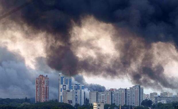 На фото: после ракетного обстрела столицы Украины Киева