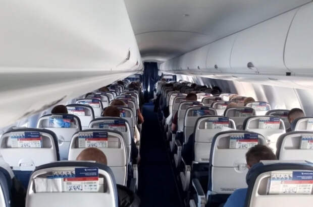 Студентки медвуза оказали помощь пассажирам рейса Москва — Владивосток