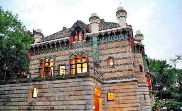 Испания, Комильяс, Capricho de Gaudi, Эль Капричо, Антонио Гауди, творения Гауди, достопримечательности Испании