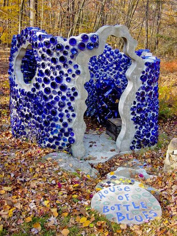 Синие бутылки в интерьере сада