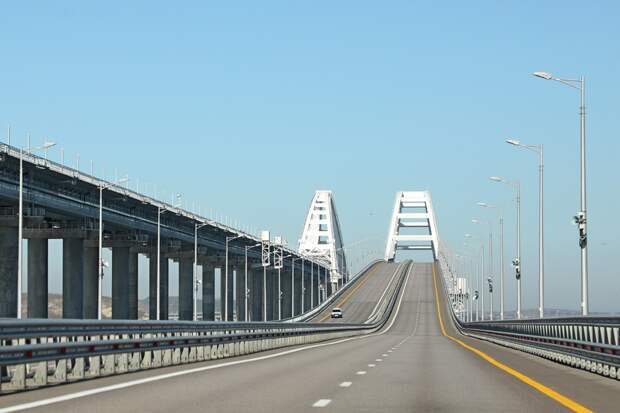 По Крымскому мосту в воскресенье остановили движение автомобилей