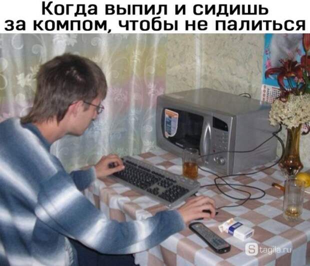 программист сидит перед микроволновкой