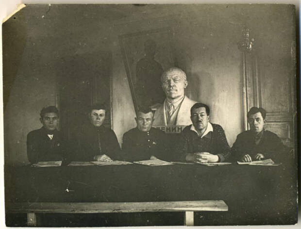 Заседание срочной ревизионной колхозной комиссии. СССР, 1930-е годы. 