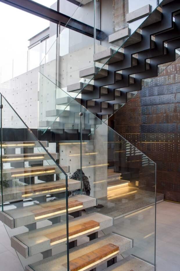 Лестница в стиле хай-тек, которая задаёт настроение и подчеркивает интерьер частного дома.